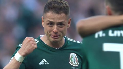 Gây sốc trước Đức, Chicharito gục đầu khóc nức nở như đứa trẻ