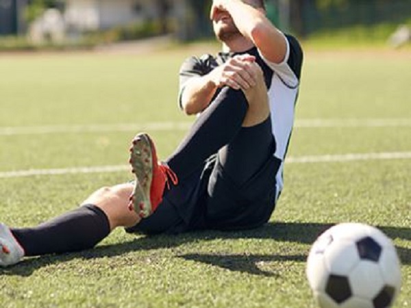 Các chấn thương đầu gối khi đá bóng và cách điều trị