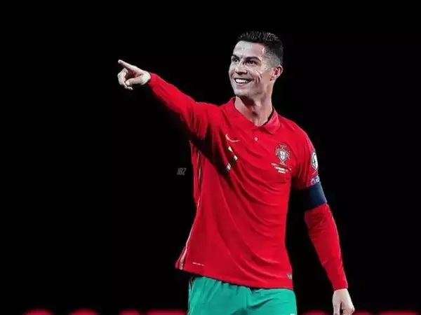 Bóng đá quốc tế sáng 23/11: HLV Burnley mỉa mai Ronaldo