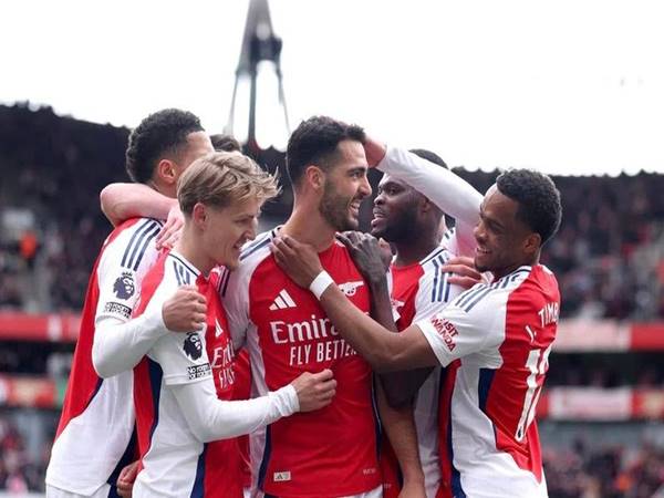 Bóng đá Anh: Arsenal đánh bại Chelsea trên sân nhà