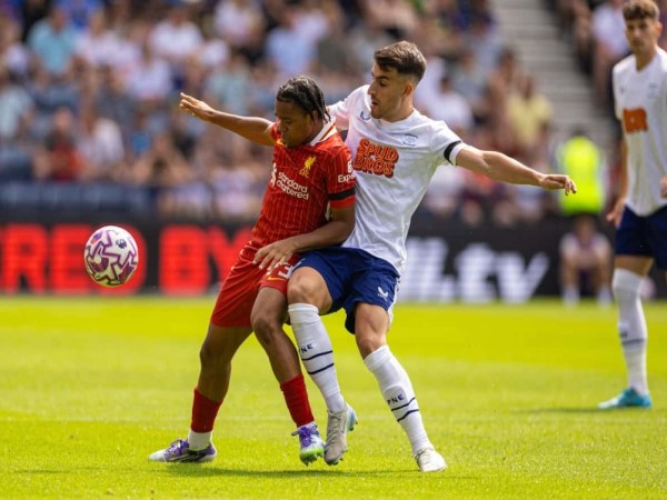 Khoảnh khắc vượt trên bóng đá: Liverpool đoàn kết vì Diogo Jota