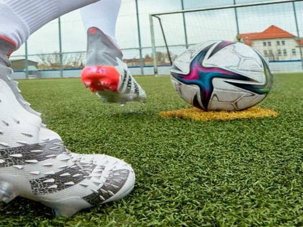 Đá phạt nhanh trong bóng đá đem lại lợi thế như thế nào?