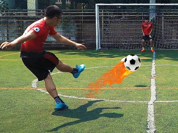 Những lưu ý khi sút bóng trên sân cỏ nhân tạo