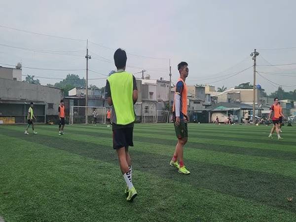 Lợi ích của chiến thuật khi đá thiếu người như thế nào?