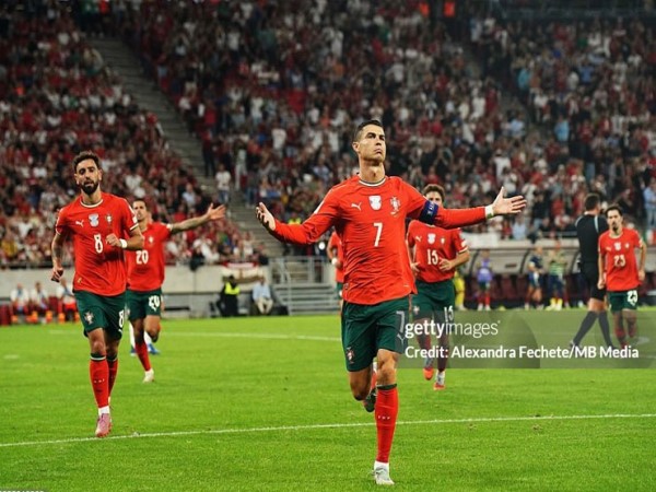 BĐQT: Ronaldo ghi bàn thứ 943 Bồ Đào Nha ngược dòng
